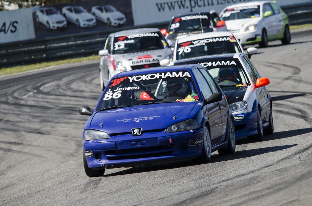 En af weekendens overraskelser var Jens Jensens første Pole Position. Her ses han i løbet foran Mike Hansen, Rudi Larsen, Kim Villebæk, Jan Vestergaard og Brian Jakobsen.
(Foto: Denner Photo)
